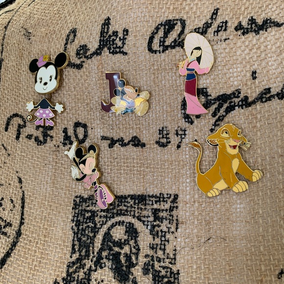 (1) Disney Pin Choose one or more of your choice - Picture 2 of 8
